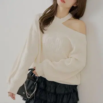 Chico 어깨 슬릿 오프숄더 니트