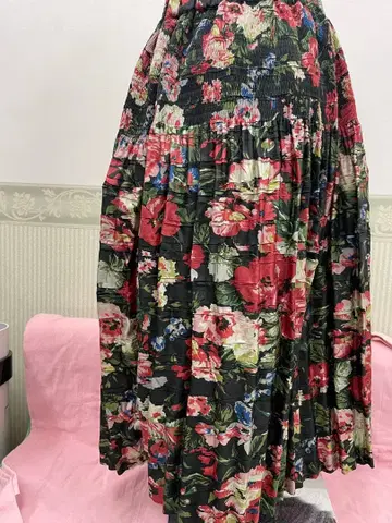 새상품급 잉게보그 스커트 2023년 최근 모델 화려한 꽃 패턴