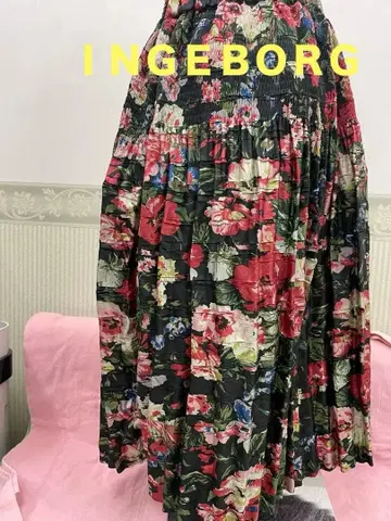 새상품급 잉게보그 스커트 2023년 최근 모델 핑크하우스 화려한 꽃 패턴