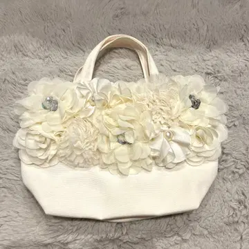 비쥬가 달린 플라워 모티브 백