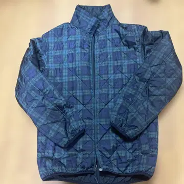 블루 계열 체크 무늬 퀼팅 다운 자켓