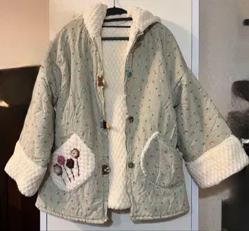 보아 부착 꽃무늬 후드 부착 코트