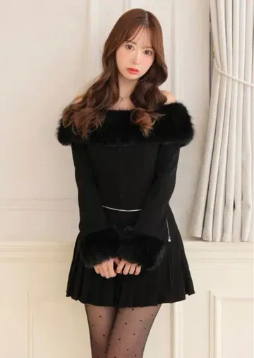 오프 숄더 퍼 플리츠 원피스