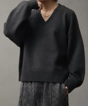 멀티플 팬션 오버 슬리브 숏 기장 이중 옷깃 V넥 니트