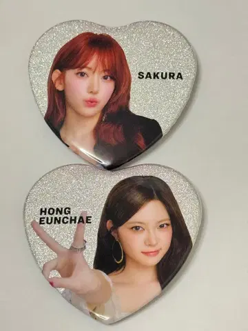SAKURA & HONG EUNCHAE 핀 배지 2개 세트