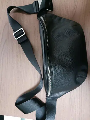 가죽 바디백 블랙