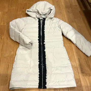 퀸즈 코트 프릴 달린 화이트 롱 다운 자켓