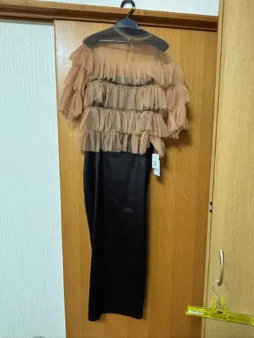 베이지 프릴 파티 드레스