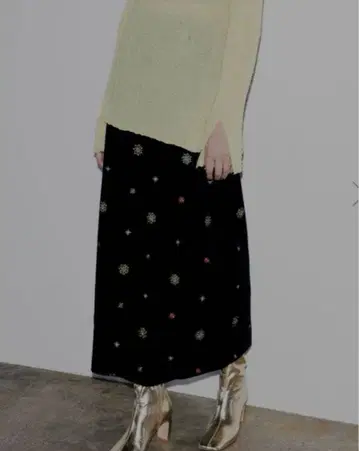 새상품 아메리 GLITTER EMBROIDERY VELOUR SKIRT