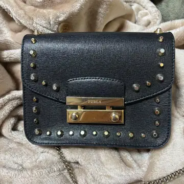 FURLA 스터드 장식 블랙 숄더백