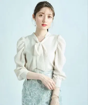 Apuweiser-riche 보타이 볼륨 슬리브 니트 아이보리