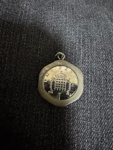 코인 펜던트 탑