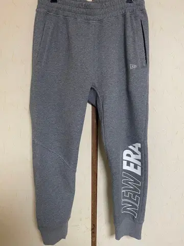 NEW ERA 테크 맨투맨 그레이 조거 팬츠