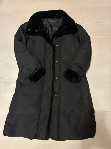 ina gracia 블랙 카라 부착 롱 다운 자켓 M 사이즈