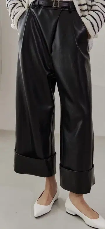 [택 포함 미사용 새상품] YONFA 가죽 팬츠 (XS)