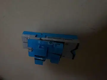 파란색 플라스틱 완구