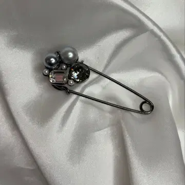 펄 장식의 안전핀형 브로치