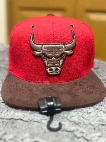 시카고 불스 TC-브라운 스웨이드 스트랩백 햇