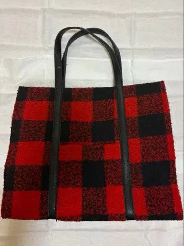 빨간색과 블랙의 체크 무늬 토트백