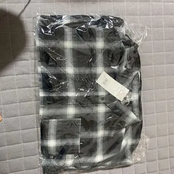 블랙과 화이트 체크 플란넬 셔츠