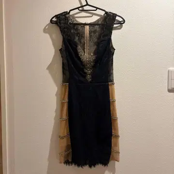 네이비와 베이지의 타이트 드레스