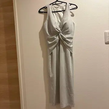 그레이 트위스트 프론트 맥시 드레스