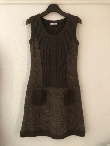 PINORE 슬리브리스 니트 원피스