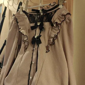 majoretty 프릴 디자인의 핑크 블라우스