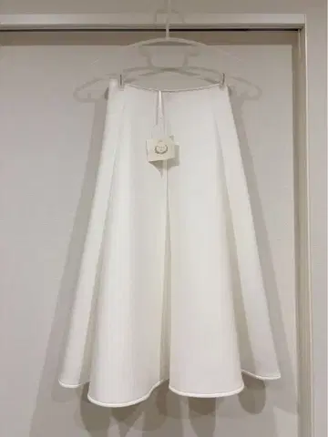 Liala PG 화이트 플레어 스커트