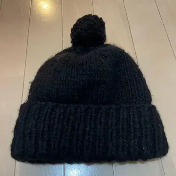 CHAMURA 블랙 폼폼 포함 니트 모자