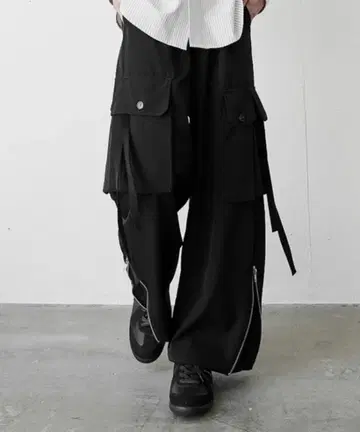 블랙 카고 팬츠 사이드 지퍼 포함