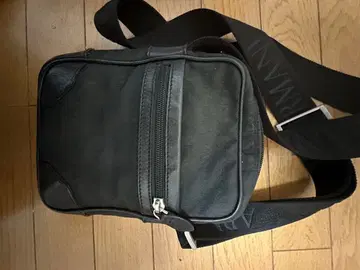 엠포리오 아르마니 블랙 숄더백