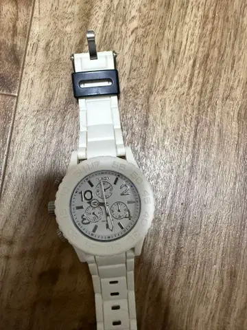 NIXON 크로노그래프 손목시계 화이트 40밀리