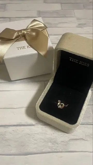 THE KISS 하트형 실버 반지 기프트 박스 포함