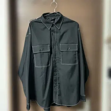 LUCY 블랙 긴팔 셔츠 포켓 부착