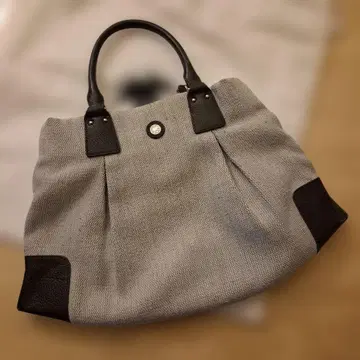 그레이와 블랙의 토트백