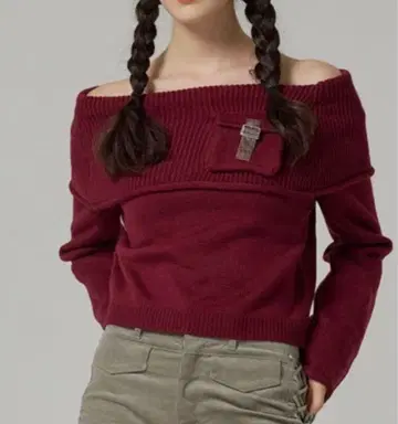 TINA:JOJUN 포켓 부착 오프숄더 니트