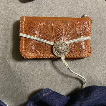 손 조각 장식의 브라운 가죽 접이식 지갑
