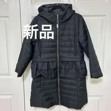 후드 부착 페플럼 디자인의 블랙 다운 자켓