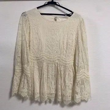 rienda 레이스 플레어 슬리브 상의