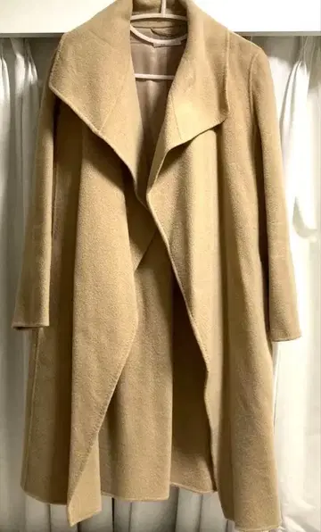 베이지 코트 다이앤 폰 파스텐버그