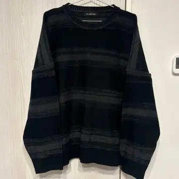 GLAMOR 블랙 그레이 스트라이프 니트 스웨터