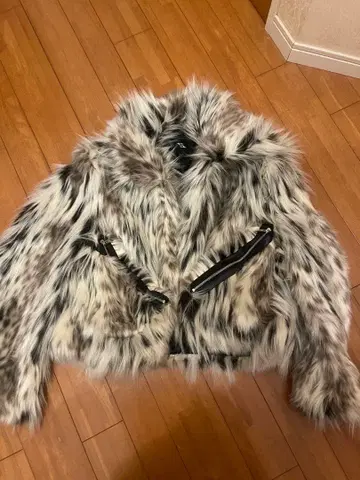 STARTEXCEEDEND 퍼 자켓