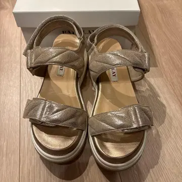 버클레이 BARCLAY 골드 스트랩 통굽 샌들