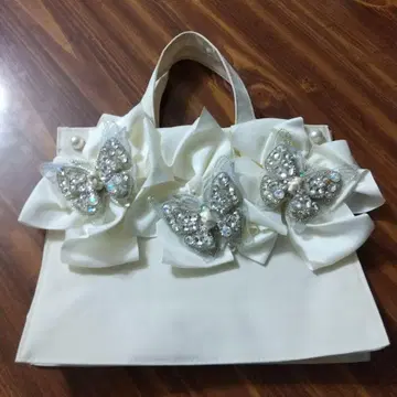 신디벤디 리본과 비쥬 장식의 화이트 토트백