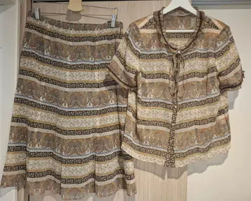 브라운 계열 스커트와 블라우스 셋업