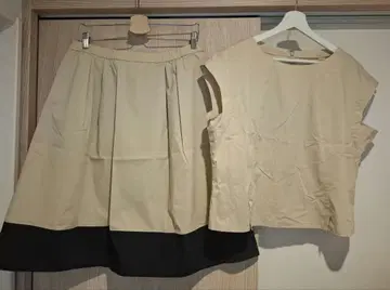 베이지와 블랙의 셋업 스커트와 상의