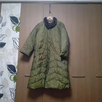 올리브 그린 퍼 부착 롱 다운 자켓