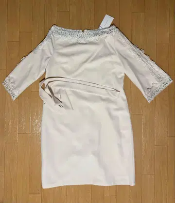 오프숄더 아이보리 7부 소매 원피스