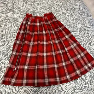 빨간색과 화이트 체크 무늬 플레어 스커트